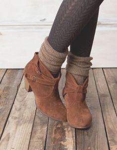 How to wear ankle boots with socks! Click through for more great Fall and Winter fashion tips and ideas! Jo Lynne Shane Boots And Socks, How To Wear Ankle Boots, Boating Outfit, Cozy Socks, Rilakkuma, Crazy Shoes, Brown Boots