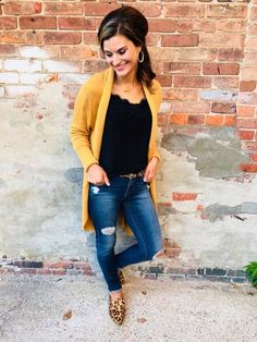 Yellow Cardigan Outfits, Leopard Shoes Outfit, Cardigan Fall Outfit, Casual Fall Outfit, Jeans Trend, Yellow Cardigan, Neue Outfits