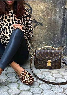 Louis Vuitton: il classico monogram e come abbinarlo – No time for style New Louis Vuitton Handbags, Pochette Louis Vuitton, Sac Louis Vuitton, Leopard Print Shoes, Print Shoes, Lv Handbags, Henri Bendel, Gucci Bags