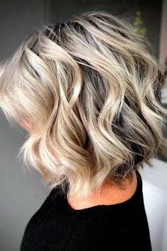 Baby Reflexology, Stacked Hairstyles, Bobbed Hairstyles With Fringe, Grey Blending, Blond Highlights, Lob Haircuts, Hair Blond, Oval Face Haircuts, Stacked Bob Haircut