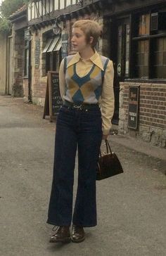 Skinhead Girl, 60s 70s Fashion, Walking Down The Street, 60s And 70s Fashion, 70s Inspired Fashion, Estilo Hippie, Look Retro, 1970s Fashion