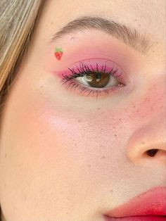 Strawberry Girl Aesthetic Makeup, Strawberry Shortcake Costume Makeup, Soft Core Makeup, Strawberry Shortcake Makeup Halloween, Strawberry Make Up Look, Cute Strawberry Makeup Look, Strawberry Costume Makeup, Strawberry Makeup Look Aesthetic, Strawberry Eyeliner