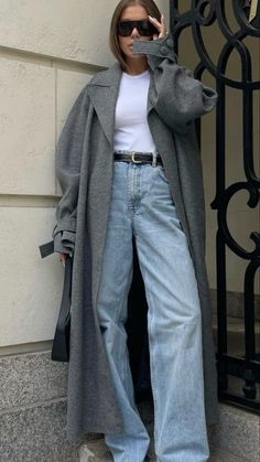 Fall 24 Street Style, Autumn Winter Street Style 2024, Grey Coat Outfit, Grey Jeans Outfit, Dinner Outfit Casual, Adrette Outfits, Looks Pinterest, Nashville Outfits, Chique Outfits