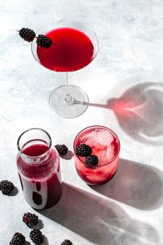 Blackberry simple syrup in a carafe next to a glass of blackberry syrup with lemonade and a blackberry martini. Blackberry Simple Syrup, Blackberry Margarita, Simple Syrup Recipe, Simple Syrup Cocktails, How To Freeze Blackberries, Blackberry Syrup, Cheesecake Toppings, Cocktail Syrups, Simple Syrup Recipes