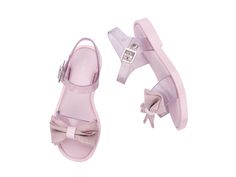 Meet the Mini Melissa Mar Sandal. This sweet sandal donned with a glittery bow appliqué is the ultimate fusion of comfort and cuteness for wherever your mini goes. With an adjustable buckle closure and Grenflex insole, she can wear these all day long without worrying about tired feet.