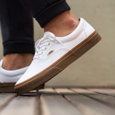 Vans Era (Gumsole) 'True White/Medium Gum' available now @titoloshop Andro Style, Bobbies Shoes, Van Shoes, Vans Fashion, White Sneakers Outfit, Mens Vans Shoes, Urban Shoes, White Canvas Shoes