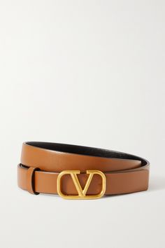 The definition of versatile, Valentino Garavani's belt can be worn on either the tan or black side. It's been made in Italy from smooth, structured leather and has a slim profile. The signature 'VLOGO' hardware is slightly burnished to temper the gleam. Valentino Belt, Best Travel Tote, Casual Travel Outfit, Cute Travel Outfits, Metallic Jeans, Crepe Blazer, Elegant Sandals, Designer Belts, Valentino Women