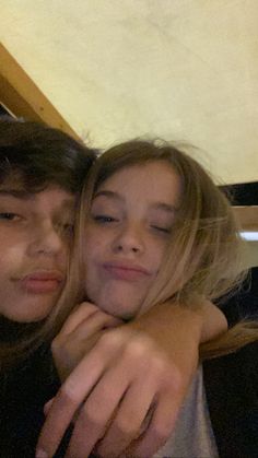 migliori amici che si abbracciano Boy Best Friend Pictures, Couple Goals Teenagers, Boy Best Friend, Cute Relationship Photos, Cute Friend Photos