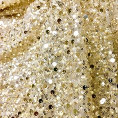 Questo bellissimo pizzo con paillettes color oro scintillante con paillettes su tutta la superficie e una trama lucida è perfetto per realizzare abiti da sposa, abiti da sera, gonne, decorazioni, drappeggi, tende sullo sfondo, tovaglie e molto altro. I lacci con paillettes sono su una rete di tulle, dove una combinazione di paillettes e glitter aderisce alla superficie della rete. Il tulle a rete con paillettes è comunemente usato per la moda, l'abbigliamento e le applicazioni di costumi, come abiti da sera, abiti da ballo e costumi teatrali. Può essere utilizzato anche per una varietà di altre applicazioni, come aggiungere un tocco di brillantezza agli oggetti di arredamento della casa, creare accattivanti decorazioni per le feste o aggiungere un tocco glamour ai progetti di artigiana Festive Gold Embellished Sequin Fabric, Gold Embellished Sequin Fabric For Festive Occasions, Gold Sparkling Sequin Fabric For Wedding, Festive Gold Sequin Fabric With Gold Embroidery, Gold Sequin Fabric With Glitter For Weddings, Festive Gold Sparkling Sequin Fabric, Gold Sequin Fabric For Festive Celebrations, Festive Sparkling Gold Sequin Fabric, Gold Sparkling Sequin Fabric For Festive Occasions