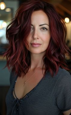 Plum Red Hair Color, Short Brown Hair With Red Highlights, Mariska Hargitay Hair, Fall 2024 Hair, Fall Hair Color For Brunettes, Short Brown Hair, Peinados Fáciles Para Cabello Corto, Auburn Hair