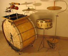 an old drum set is sitting on the floor