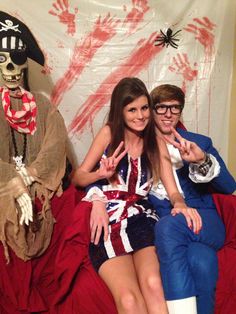 Halloween couple costume! Sixties girl and Austin Powers                                                                                                                                                                                 More Austin Powers Couples Costume Halloween, Austen Powers Costume, Austin Powers Costume Couple, Austin Powers Couples Costume, 90s Couples Costumes, 90s Movies Costumes, Halloween Couple Costume, Cartoon Halloween Costumes