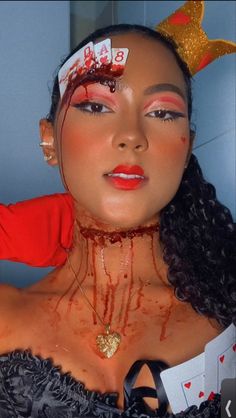 Fantasia rainha de copas para hallowen Scary Queen Of Hearts Makeup, Scary Queen Of Hearts Costume, Fantasia Pro Halloween, Make Up Halloween Mujer, Red Queen Makeup, Cats In Halloween Costumes, Halloween Lip Makeup, Lip Makeup Ideas, Miss Halloween