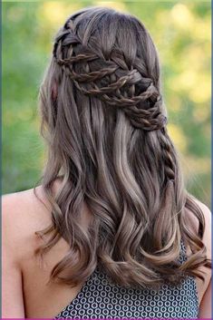 Do not believe in the myth that braided hairstyles are difficult to do. We have picked some braids that are trendy, messy, and, most importantly, easy. Celtic Hairstyles Braids, Waterfall Braid Hairstyle, French Braid Hairstyles, Waterfall Braid, Wedding Hair Down, Penteado Cabelo Curto, Hair Haircut, Long Wavy Hair, Braids For Long Hair