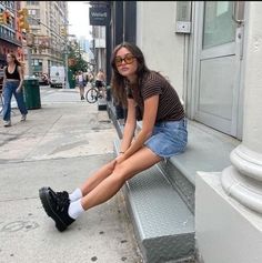 사진 촬영 포즈, Emma Chamberlain, How To Pose, 가을 패션, Inspiration Mode, Looks Style, Mode Inspiration, Spring Summer Outfits, Sabrina Carpenter