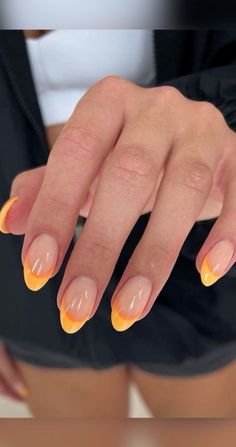 Less is more! Discover elegant and understated orange french tip ideas for a timeless look. Ideal for #princess nails or a sophisticated touch. #orangenails #minimalnails #frenchtip #springnailsets #quideasnails Kutek Disney, Unghie Sfumate, Summer Gel Nails, Colorful Nails, Summery Nails, Makijaż Smokey Eye, Summer Acrylic Nails, Orange Nails, Minimalist Nails