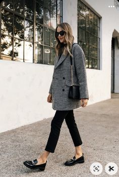 Fashion Jackson Fall 2022, Lug Loafer Outfit Work, Professional Loafers Women, Black Trousers And Loafers Outfit, Black Pants Loafers Women, Fashion With Loafers Outfit, Platform Loafers With Leggings, Black Lofar Shoes Outfit Women, Paris Loafer Outfit