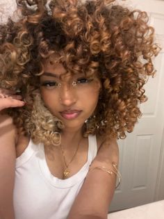 Light Colored Curly Hair, Dyed Ends Curly Hair, Ghost Roots Curly Hair, Light Brown Curly Hair Black Women, Brown Hair With Highlights Curly, Curly Haircut With Bangs, Hair Dye Ideas For Curly Hair, Gold Curly Hair, Scandinavian Hairline