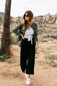 Hiking Pants Women Outfit, Joshua Tree Outfit Ideas, National Park Outfit, Joshua Tree Outfit, Tree Outfit, Joshua Trees, Park Outfit, Mammoth Mountain, Dry Desert