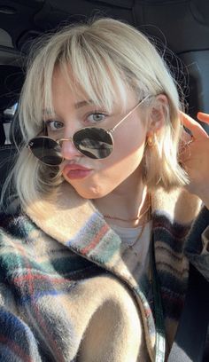 Blonde Short Hair Bangs, She Gets The Girl, Blonde Bob With Bangs, Nostalgic 90s, Short Blonde Bobs, Blonde Hair With Bangs, Choppy Bob, Choppy Bob Hairstyles, Hair Inspiration Short