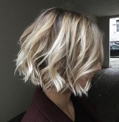 Inverted Lob Haircut, Shaggy Lob For Fine Hair, Short Wavy Bobs, Ombré Blond, Latest Bob Hairstyles, Thick Hair Styles Medium, Wavy Bobs, Short Wavy, Haircut And Color