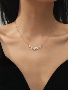 قلادات متدلية, Jewelry Necklace Simple, Prom Necklaces, Gold Jewelry Simple, Gold Fashion Necklace, Classy Jewelry, Fancy Jewellery, Jewelry Lookbook, Gold Necklace Designs