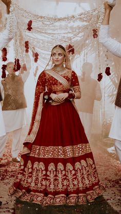 Dreamy Bridal Entry Latest Bridal Lehenga Designs, Red Bridal Dress, Bridal Lehenga Designs, Latest Bridal Lehenga, Stile Hijab, Indian Outfits Lehenga, Wedding Lehenga Designs, Indian Wedding Outfit