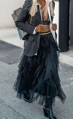 Gonna Tulle Outfits, Tule Skirt Outfits, Long Tulle Skirt Outfit, Gonna Tulle, Tulle Skirt Fashion, Black Tulle Skirt, Looks Adidas, Tulle Skirts Outfit, Rok Outfit