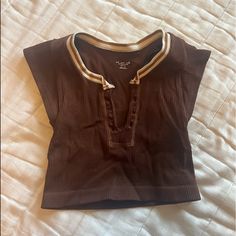 Urban Outfitters Baby Tee. Size Xs/S Basically Brand New Never Worn Mint Green Sweater, Brown Crop Top, Brown Babies, Wrap Crop Tops, Sweater Crop, Small Crop Tops, Urban Outfitters Tops, Black Crop Tops, Baby Tee