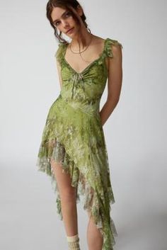 Fühlen Sie sich diesen Sommer wie eine Fee in diesem romantischen Midikleid. Gefertigt aus einem Blumenspitzenstoff mit einem Sweetheart-Ausschnitt, einer schlanken Silhouette und einem asymmetrischen Rüschen-Saum. Komplett mit einer gerafften Schnürung im Brustbereich. - 100% Nylon - Maschinenwäsche - Modell trägt Größe Small - Nutzen Sie unseren Größenführer, um zu überprüfen, wie dieses Produkt passt. UO Hyazinthe Spitze Spliced Midi Kleid, Grün, 100% Nylon, XL Asymmetrical Midi Skirt, Australia Clothes, Fairy Outfit, Instagram Photoshoot, Style Indie, Estilo Indie, Asymmetric Skirt, Gardening Outfit, Ultra Feminine