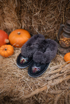 Embrace the crisp autumn air with our hand-stitched sheepskin slippers! Perfect for those chilly October mornings, ONAIE slippers are a blend of comfort and style, keeping your feet warm and cosy. Whether you’re relaxing at home or stepping out, our luxurious slippers will be your go-to this season. Check out our full range and find your perfect pair! #ONAIE #SheepskinSlippers #AutumnEssentials #CosyFeet #OctoberVibes #AutumnStyle #FallFavourites #WarmAndStylish #HandcraftedLuxury