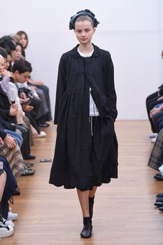 Comme des Garçons S/S 2016 Paris Mens Fashion, Grandma Fashion, To Wear, Mens Fashion Week, Older Fashion, Japanese Outfits, Runway Collection, Fashion Shows, Vogue Paris