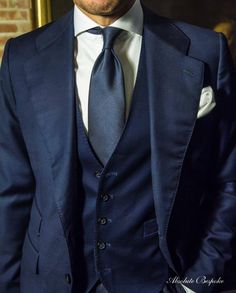 three piece navy suit with light brown shoes Bespoke Suits, Winter Typ, Suits Men, Neil Armstrong, Mens Fashion Classic, Dress Guide, Sharp Dressed Man, Men's Suit