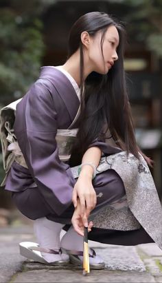 Kimono Pose, Kimono Reference, Yukata Women, Japanese Traditional Clothing, Kimono Yukata, Casual Kimono, Portrait Photography Women, Dad Fashion, Body Reference Poses