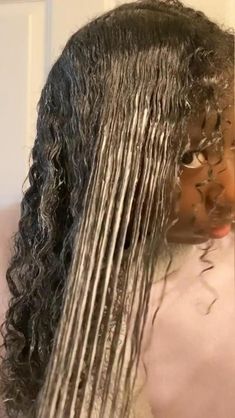 Wet Curly Hairstyles, Washing Curly Hair, Afro Hair Tips, Detangle Curly Hair, Detangling Natural Hair, 4c Hair Care, Natural Hair Care Routine, Natural Hair Growth Tips