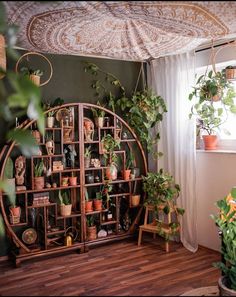 Pothos, mándala tapestry, wood floor, beautiful large circular wooden book /plant shelf, hanging plants everywhere Cozy Room Decor, Room With Plants, Dream Room Inspiration, Cute Room Decor, Decor Minimalist, Dream Rooms, Dream House Decor, Room Aesthetic, Aesthetic Room Decor