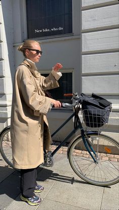 Sweden Street Style, Ugg Boot Outfit, Jacket Fall Outfit, Trench Coat Fashion, Copenhagen Street Style, Salomon Shoes, Style Casual Chic, Uni Outfits, Bike Style