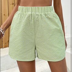 Green Gingham Shorts Size Large. Could Fit A Medium Too, Theyre Stretchy! Super Comfy And Never Worn. Bundle For Discounts!! Preppy Shorts Outfit, Preppy Shorts, Shein Shorts, Gingham Shorts, Green Gingham, Cute Preppy Outfits, Look Casual, Preppy Outfits, High Waisted Shorts