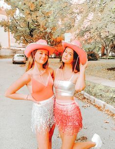 Skier Costume, Fun And Easy Halloween Costumes, Costumes For Besties, Halloween Costumes For Besties, Costumes For Best Friends, Dora And Boots, Iconic Duos