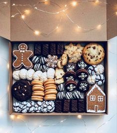 Holiday Cookie Basket Ideas, Cookie Box Ideas Christmas, Christmas Baking Packaging Ideas, Cookie Box Wrapping, Cookie Box Ideas Packaging, Cookie Boxes Packaging Diy, Christmas Cookie Box Recipes, Christmas Cookie Boxes Packaging, Holiday Cookie Box Ideas