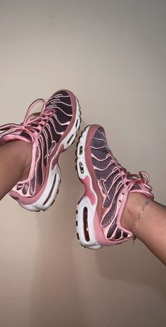 Nike Tn Shoes, Nike Shoes Women Fashion, Nike Shoes Air Force, Kicks Shoes, Shoes Outfit Fashion, Cute Sneakers