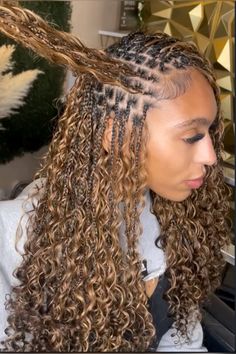 Goddess Braids Fulani, Brown Blonde Boho Knotless Braids, Boho Knotless With Color, Goddess Braids Honey Brown, Goddess Braids Brown And Blonde, Boho Braids Light Brown, Light Brown Boho Knotless Braids, Light Skin With Braids, Brown Bohemian Braids