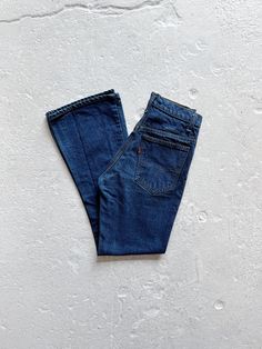 Vintage rare 60's/70's Levi's 646 orange tab bellbottom jeans. Rigid cotton denim. High rise. Brand:  Levi's  Fabric Content:  No fabric listed, but these are 100% Cotton Marked size 28 x 30 Measurements: Waist:  27.5" (doubled) Hips:  33.5" (doubled) Thigh Circumference:  19" Rise:  11" Inseam:  29" PLEASE CHECK MEASUREMENTS. Returns are not accepted. Let me know if you have any questions about the measurements or how I measure. I am happy to help. All items are sold as is. I do my best to note any significant flaws. Keep in mind that everything is vintage and pre-loved. There will be flaws due to the age and previous lives of these items. Returns are not accepted, so if you have any questions or concerns about the condition of an item please feel free to reach out. I am always happy to h Retro Cotton Flares For Fall, Retro Mid-rise Cotton Flare Jeans, Full-length Dark Wash Cotton Flares, Dark Wash Full Length Cotton Flares, Retro Flare Cotton Jeans, Full Length Dark Wash Cotton Flares, Retro Medium Wash Straight Leg Flares, Retro Denim Blue Cotton Flare Jeans, Vintage Straight Leg Flare Jeans For Fall