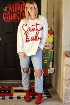 Long sleeve, white with tinsel writing Santa Baby sweater.McKenna is wearing a size Medium Oversized fit Band along the bottom Runs true to sizeHEY BABE! WE ONLY OFFER STORE CREDIT FOR RETURNS! Feel free to email us or DM us on Instagram with any questions regarding fit or sizing or our return policy in general. Hey Babe, Boutique Gifts, Baby Sweater, Santa Baby, Gift Boutique, Baby Sweaters, Oversized Fits, Return Policy, Size Medium