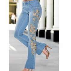 Just Fashion Now Jeans With Gold Floral Embroidery On One Side Size Xxl New With Tag We Accept Reasonable Offers Jeans Bordados, Vestiti In Jeans, Embroidered Boots, Denim Outfits, Denim Patterns, Stil Elegant, Elegante Casual, Embellished Jeans, Jeans Diy