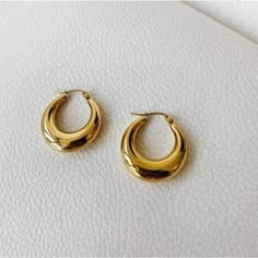 Vintage Metal Hoop Earrings For Everyday, Simple Gold Hoop Earrings, Thick Gold Hoop Earrings, Thick Gold Hoops, Chunky Gold Hoop Earrings, Chunky Hoop Earrings, Chunky Earrings, Gold Accessories, Classic Gold