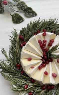 Christmas Party Canapes, Santa Appetizers Holidays, Christmas Cheese Recipes, Christmas Charcutiere Board, Brie Display, Christmas Brunch Ideas Decoration, Brie Wreath Appetizer, Snacks Aesthetic Healthy, Xmas Canapes