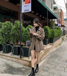 Seoul Autumn Outfit, Boots Outfit Korean Style, Korea Spring Fashion, Museum Fits, Spring Outfits Japan, Paris Trip Outfits, Ootd Boots, Korean Winter Outfits, October Outfits