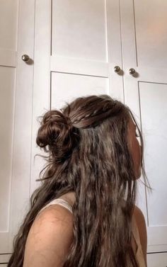 15 Beach Hairstyles That Are Perfect for Summer | Aesthetic Beach Hair Styles Brown Wavy Hair, Beachy Hair, Hair Stylies, Volleyball Hairstyles, Beach Hair, Hairstyles For School, Aesthetic Hair, Beach Girl, Trendy Hairstyles