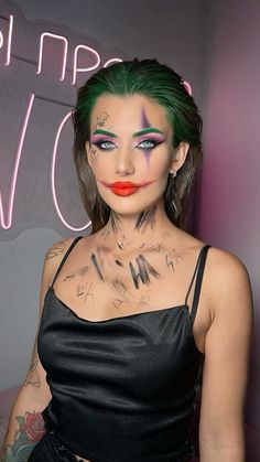 Макияж джокера на хеллоуин. Halloween joker makeup #halloween #halloweenmakeup #greenbrows #макияжнахеллоуин #мейкап #яркиймакияж #красныегубы #джокер #макияжджокера Girl Joker Makeup, Halloween Joker Makeup, Halloween Schminke, Halloween Joker, The Joker Illustration, Joker Costume